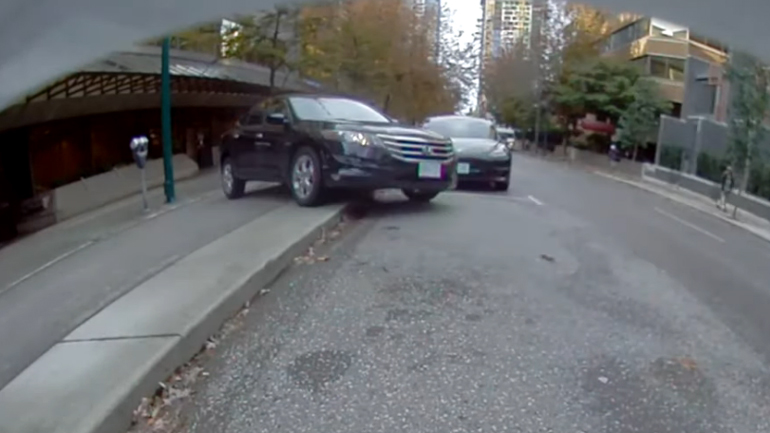 Τέτοιο παρκάρισμα δεν έχετε ξαναδεί!